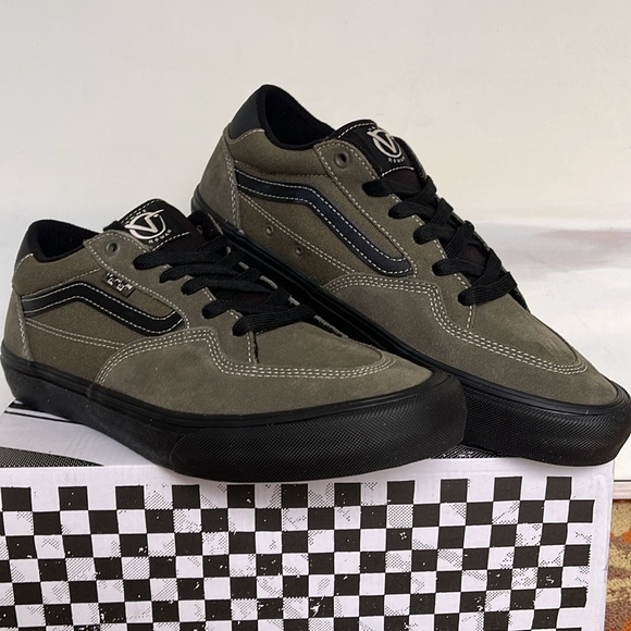 Vans Men’s Rowan Olive/Black
VN0A5JICBIQ
Sneakers - Picture 13 of 16